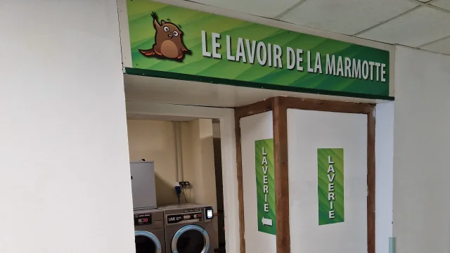 La laverie Le lavoir de la marmotte se situe au rez-de-chaussée de la Maison de la Pierre à La Pierre Saint-Martin