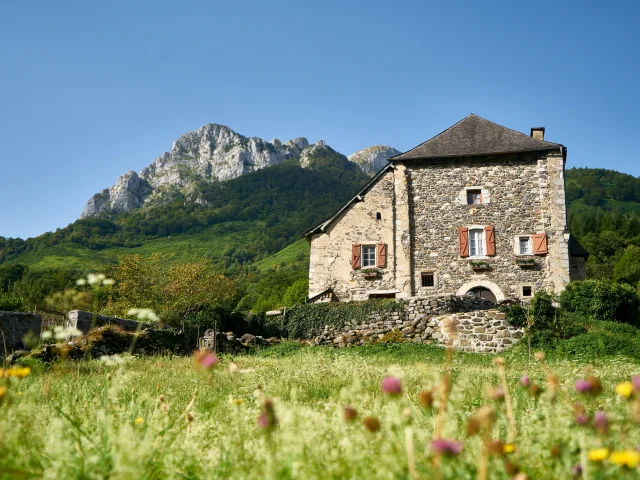 Découvrez l'architecture de montagne à travers l'habitat traditionnel en vallée d'Aspe