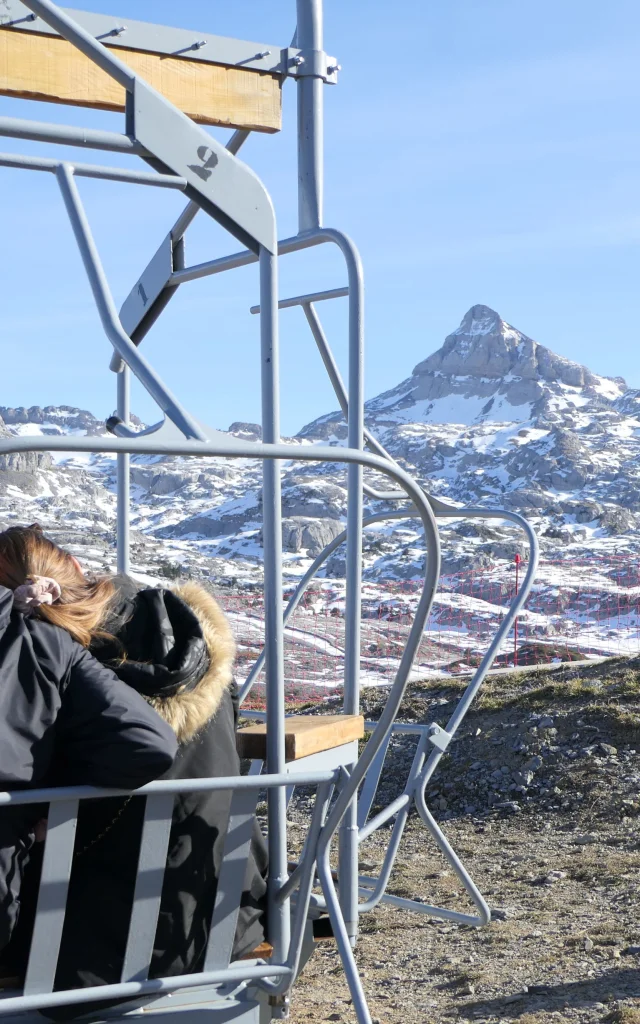 La balade sur le télésiège d'Arlas offre une pause panoramique à 2 000 m d'altitude