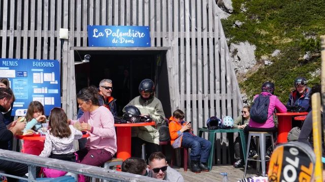 Le restaurant d'altitude La Palombière de Domi vous promet un moment de détente avec vue