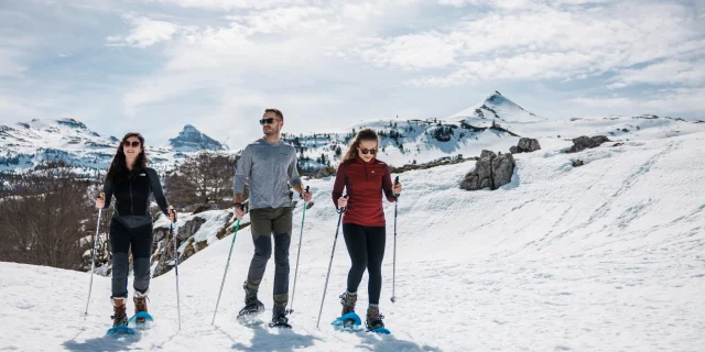 Balade en raquettes entre amis ou en famille sur les pistes balisées de l'espace nordique de La Pierre Saint-Martin