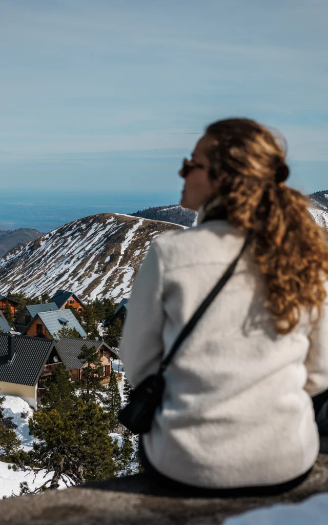 Découvrez la magie du village des chalets enneigé de La Pierre Saint-Martin lors d'une balade facile de 45 minutes