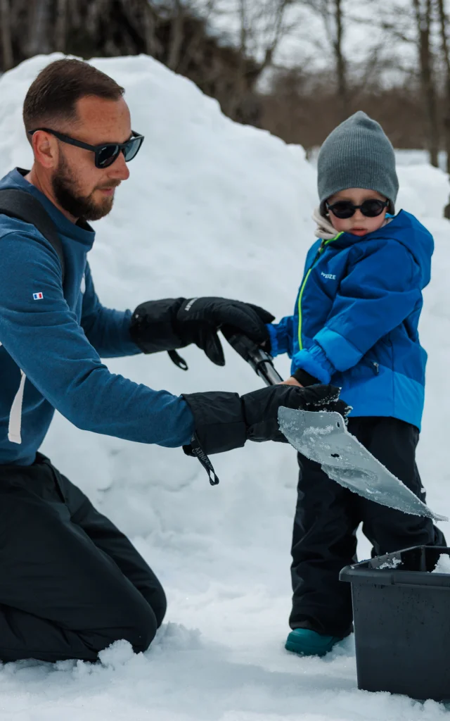 Construire un igloo en famille à La Pierre Saint-Martin lors de la journée des enfants trappeurs