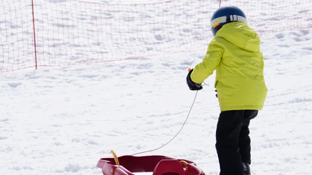 La piste de luge de La Pierre Saint-Martin est surveillée et délimitée ; luge à freins et port du casque restent obligatoires